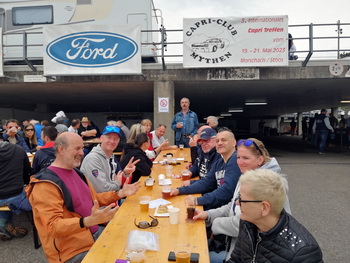 Famili&auml;res und fr&ouml;hliches Beisammensein
Familiar and cheerful get-together
Une r&eacute;union familiale et joyeuse